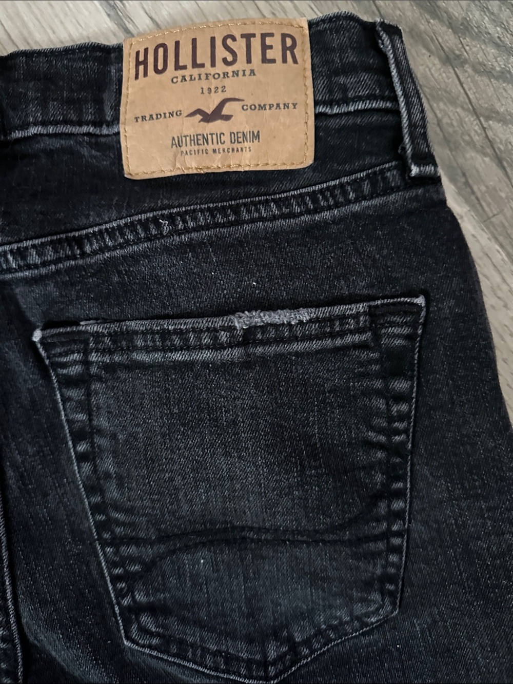 Hollister Black Denim Jean shorts with Logo Patch distressed women’s size 28 - Picture 8 of 8